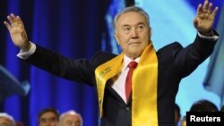 Президент Казахстана Нурсултан Назарбаев на форуме своих сторонников по случаю его победы на выборах президента. Астана, 4 апреля 2011 года. 