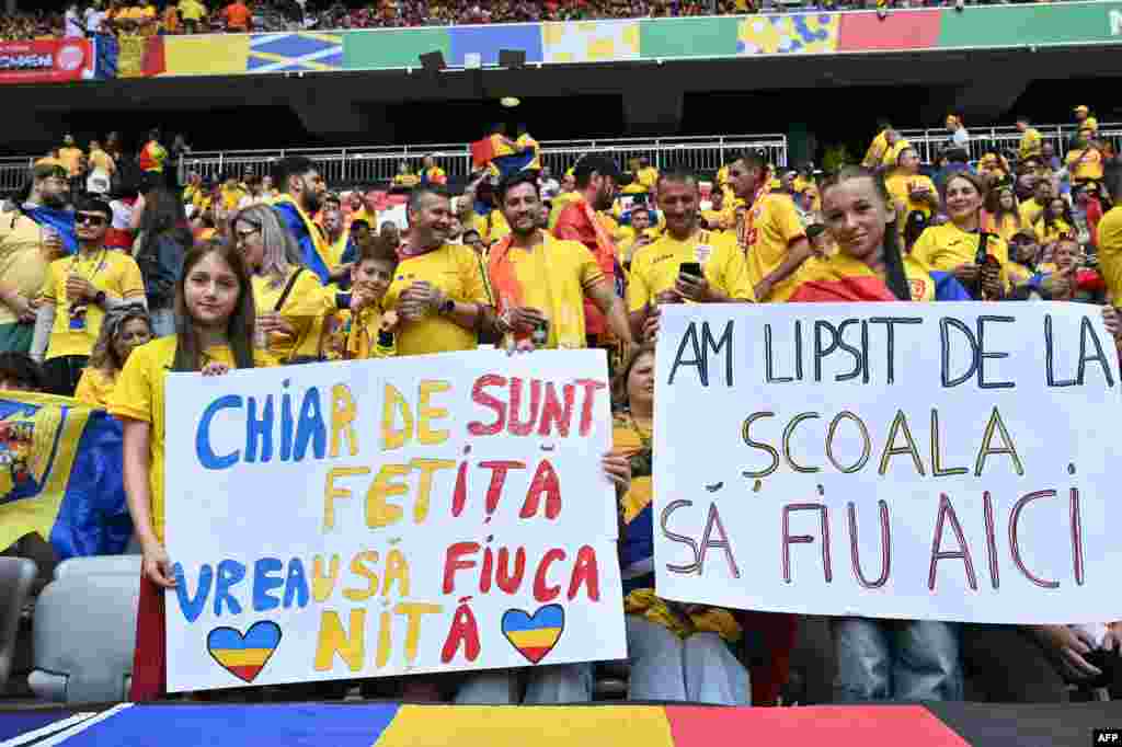 Mesaje transmise de suporterii români prezenți la meci.&nbsp;