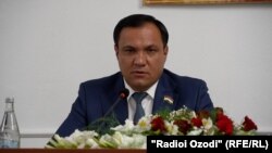 Олимбек Юлдошзода, раиси ноҳияи Ҷаббор Расулов.