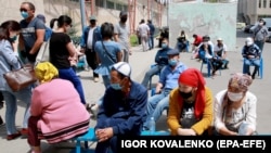 Медициналык жардам алууну күткөн эл. Бишкек 