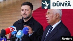 Ukrainanyň prezidenti Wolodymyr Zelenski (çepde) we Ýewropa geňeşiniň prezidenti Antonio Kosta ÝB-niň Brýusseldäki sammitiniň dowamynda. 23-nji oktýabr