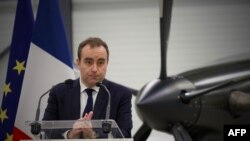 Ministrul Forțelor Armate al Franței, Sébastien Lecornu, la un discurs în timpul unei vizite la compania aerospațială Turgis et Gaillard, pe 27 februarie 2025.