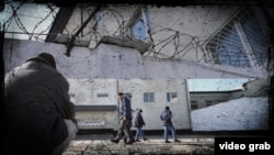 Колаж. Фото з табору для військовополонених росіян в Україні