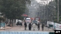 د پاکستان د امنیتي ځواکونو سرتېري د لاهور ښار څخه شاوخوا ۳۰ کیلومتره لرې د مریدکې په سیمه کې د هند د بریدونو وروسته د حکومت د روغتیا او زده‌کړو د کمپلکس د زیانمنې شوي ودانۍ ترڅنګ سړک ته روان دي. د ۲۰۲۵ م کال د مې ۷ مه