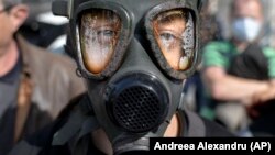 În martie 2020 zeci de persoane s-au alăturat unui protest anti-poluare în capitala României. Mai mulți protestatari au purtat măști anti-gaz în fața ministerului Mediului. 