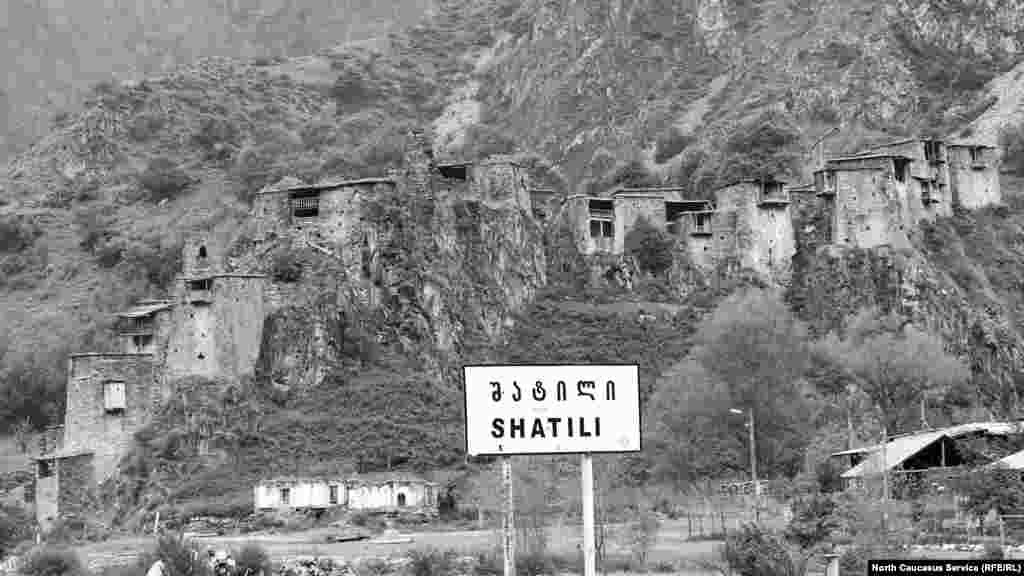 Вот и Шатили. С первого взгляда ясно, что селение серьезное. Лабиринт каменных башен сливается в цельную крепость, способную выдержать суровую осаду. Легко веришь энциклопедическому словарю Брокгауза и Ефрона, что "в 1843 г. один из самых храбрых и способных военачальников Шамиля, Ахверды-Магома, напал на Ш. с громадным скопищем чеченцев". Он требовал, чтобы хевсуры отложились от русских и подчинились Шамилю: шатильцы не только отбились от врага, но убили Ахверды-Магому и 100 человек из его скопища, потеряв только двух человек