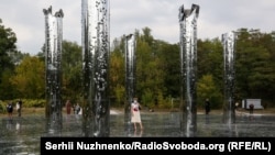 Аудіовізуальна інсталяція «Дзеркальне поле», присвячене 79-м роковинам трагедії у Бабиному Яру, Київ, 29 вересня 2020 року