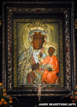 Icoana Madona Neagră, de la mănăstirea Jasna Gora, din Czestochowa, este un cel mai cunoscut simbol al catolicismului polonez.
