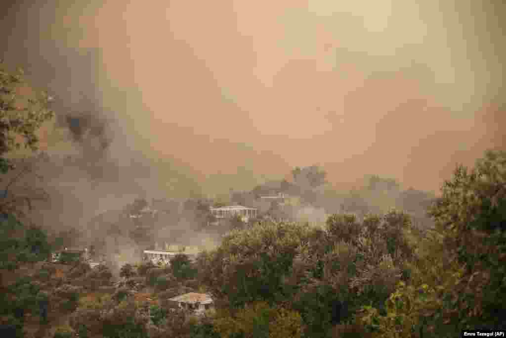 Гори шума во областа Мази зафатена од чад, принудувајќи ги луѓето на евакуација, во Бодрум