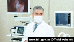 G.Berdimuhamedow täze saglyk edarasyny açýar. Arhiw suraty