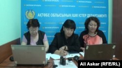 Сотрудники полиции проводят онлайн-конференцию, консультируя женщин, страдающих от бытового насилия. Актобе, 11 сентября 2013 года.