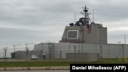 Rusia spune că e pregătită să negocieze tratatele de control al armelor și să inspecteze bazele de rachete americane din România și Polonia, dar numai dacă cerințele sale de securitate vor fi luate în seamă. (În imagine: Sistemul antirachetă Aegis Ashore de la Deveselu, România)