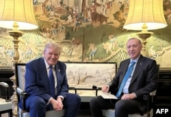 Президент США Дональд Трамп і президент Туреччини Реджеп Таїп Ердоган під час зустрічі на полях саміту НАТО у Гаазі, 24 червня 2025 року