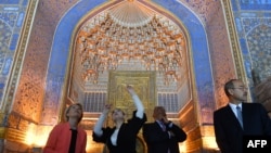 Глава Еврокомиссии Урсула фон дер Ляйен, председатель Европейского совета Антониу Кошта и премьер-министр Узбекистана Абдулла Арипов во время посещения Регистана в Самарканде. 3 апреля 2025 года