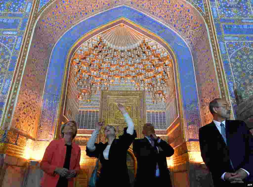 Европа Комиссиясе президенты Урсула фон дер Лейен, Үзбәкстан премьер-министры Абдулла Арипов һәм Европа Шурасы башлыгы Антонио Коста 2025 елның 3 апрелендә Сәмәркандта Регистан мәдәни мәйданында. 