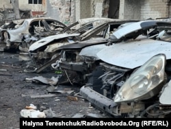 Автівки, що згоріли під будинком, куди влучила російська ракета. Тернопіль, Україна, 19 листопада 2025 року