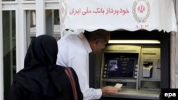 آرشیف: شخصی در حال دریافت پول از ماشین خودپرداز بانکی