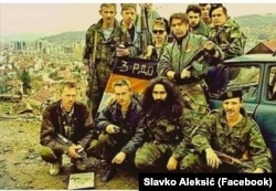 Slavko Aleksić (prvi red, drugi s desne strane) s ruskim dobrovoljcima na položaju iznad Sarajeva. Datum nastanka fotografije nije poznat.