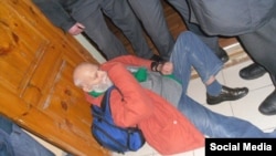 Праваабаронца Валер Шчукін у міліцыі. Фота «Наш дом» 