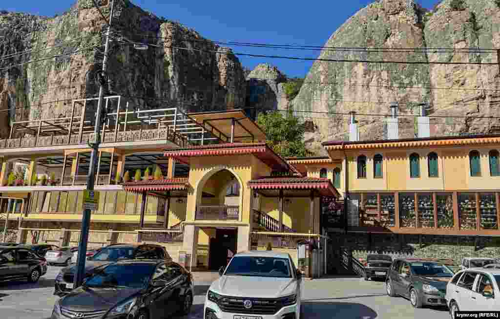 &quot;Aşlama saray&quot; turistik kompleksinde turistler ve potensial alıcılar körünmey