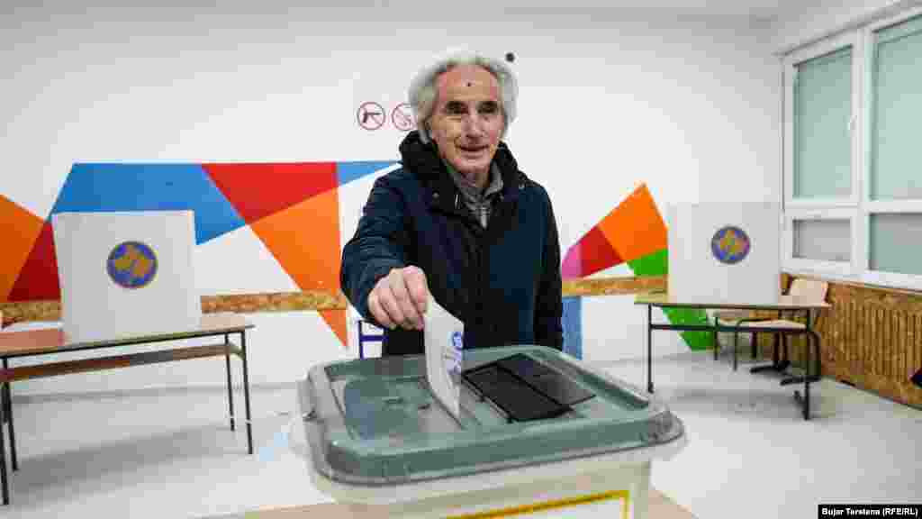 Muškarac glasa u izbornoj trci za gradonačelnika Prištine, 9. novembra 2025.Trka za gradonačelnika glavnog grada, između Përparima Rame iz LDK-a i Hajrullaha Çekua iz Pokreta Samoopredjeljenje, jedna je od najneizvjesnijih.Razlika između njih u prvom krugu nije mogla biti manja — iznosila je svega 0,5 posto.