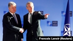 Порошенко (л) зустрівся з генсеком НАТО Єнсом Столтенберґом (п)