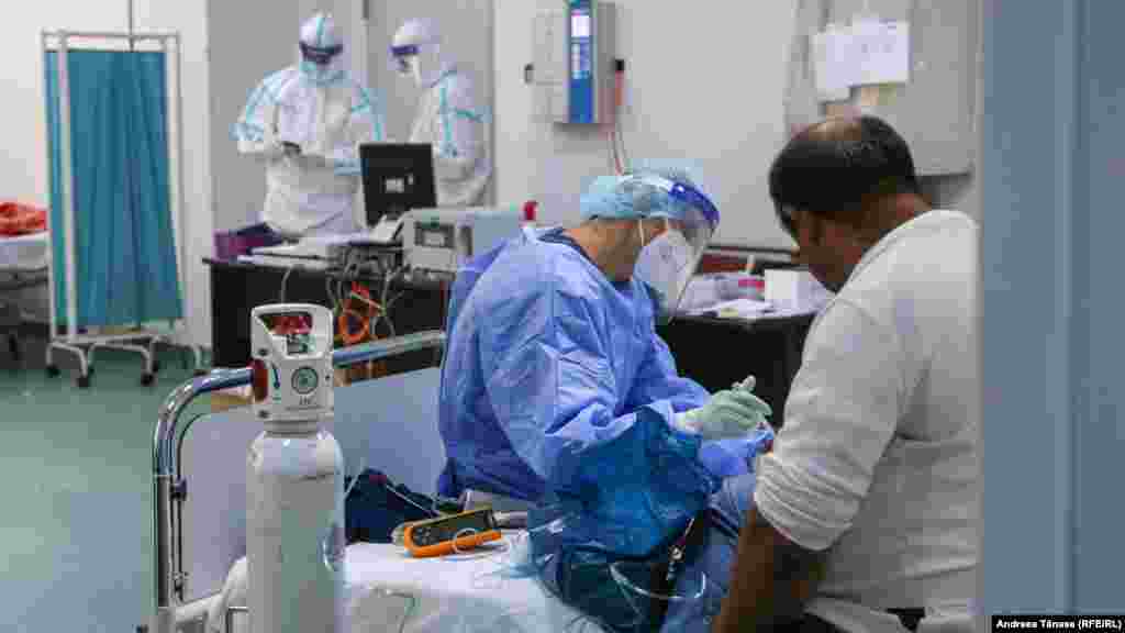 Medicii spun că valul IV al pandemie este mult mai rău decât se așteptau. Boala se manifestă diferit și mai intens iar pacienții sunt mai tineri.