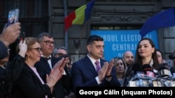 Anamaria Gavrilă (dreapta) și-a depus candidatura la președinție sâmbătă, pe 15 martie.