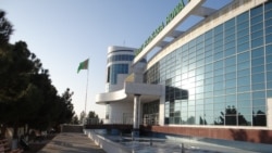 Diňle: Ýolagçylar Aşgabat aeroportundaky parahorlugyň 'açykdygyny' aýdýarlar
