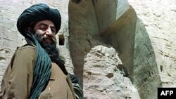 Бамиянда талиптер талкалаган Будданын айкелинин ордунда акмалаган талип өкүлү.  26.3.2001.