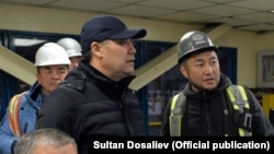 Президент Садыр Жапаров (на переднем плане) на предприятии "Кумтор". 15 июня 2021 года.