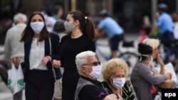 Луѓе со заштитни маски во Скопје поради пандемијата со Ковид-19