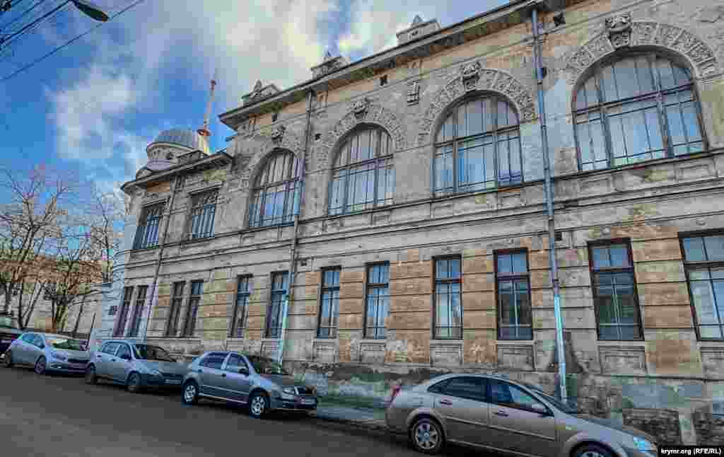 До 1938 року там функціонувала Талмуд-тора - єврейське громадське училище.Під час окупації Криму нацистами на подвір&#39;ї будівлі розташовувався збірний пункт євреїв, кримчаків, ромів, звідки їх забирали на страту. На згадку про цю подію в 2009 році на будівлі було встановлено пам&#39;ятну дошку