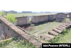 Развалины жилых бараков спецлагеря № 0016