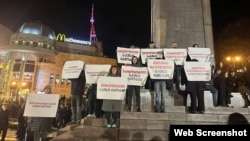 აქცია რუსთაველის ძეგლთან. ფოტო: ბაჩანა საჯაია