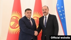 УКМК төрагасы Камчыбек Ташиев (солдо) жана Өзбекстандын премьер-министри Абдулла Арипов. Ташкент. 24-март, 2021-жыл.