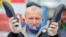 Мужчина с тапочками в руках во время акции в поддержку оппозиционных кандидатов. Минск, 31 мая 2020 года.