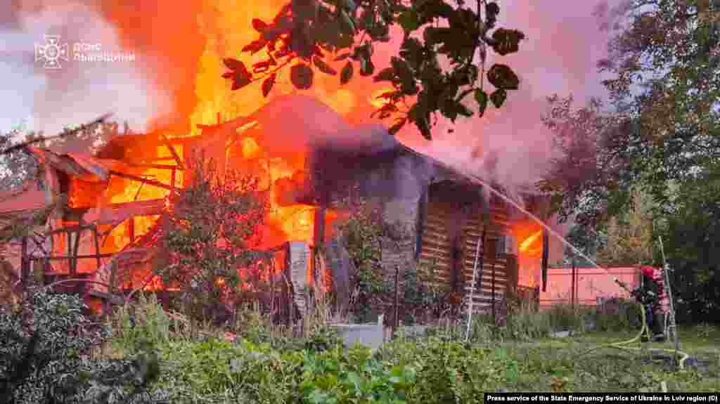 Російська армія також атакувала об'єкти на Львівщині. На цьому фото рятувальники працюють над ліквідацією пожежі в області