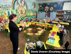 Дружина Дениса проводить заняття для школярів