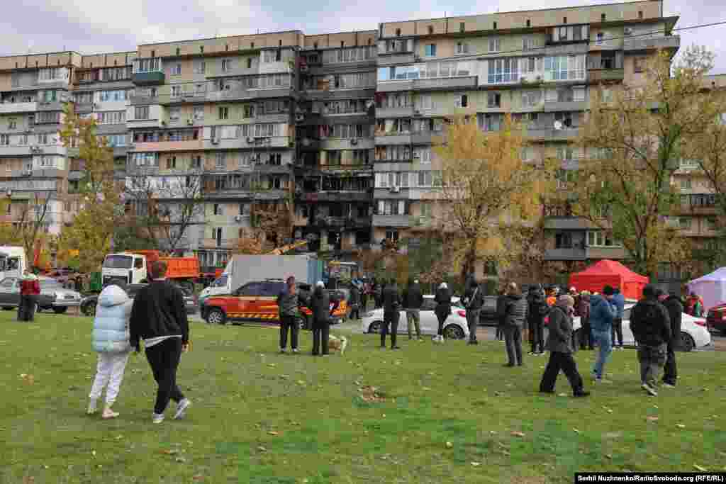 Біля атакованого будинку розгорнули штаби із допомоги постраждалим