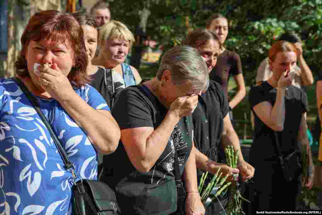Унаслідок обстрілу в Дарницькому районі було зруйновано весь під’їзд п’ятиповерхового будинку, більше ніж 20 людей загинули. Серед них 4 дитини. Загалом того дня в Києві загинуло щонайменше 25 людей