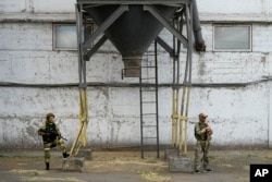 Российские военные на элеваторе в оккупированном Мелитополе, 14 июля 2022 года