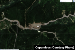 Шови через 15 дней после стихии — 17 августа 2023 года. В центре хорошо виден принесённый каменным обвалом ледниковый материал. Источник: платформа Copernicus, изображение со спутника Sentinel-2.