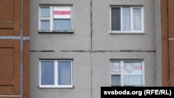 Нацыянальная сымболіка ў вокнах беларусаў. Восень 2020 году 