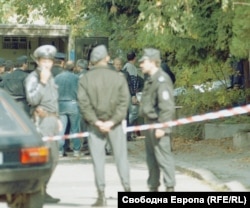 Отцепеният от полицията район около кооперацията на "Латинка" 15. 2 октомври 1996 г.