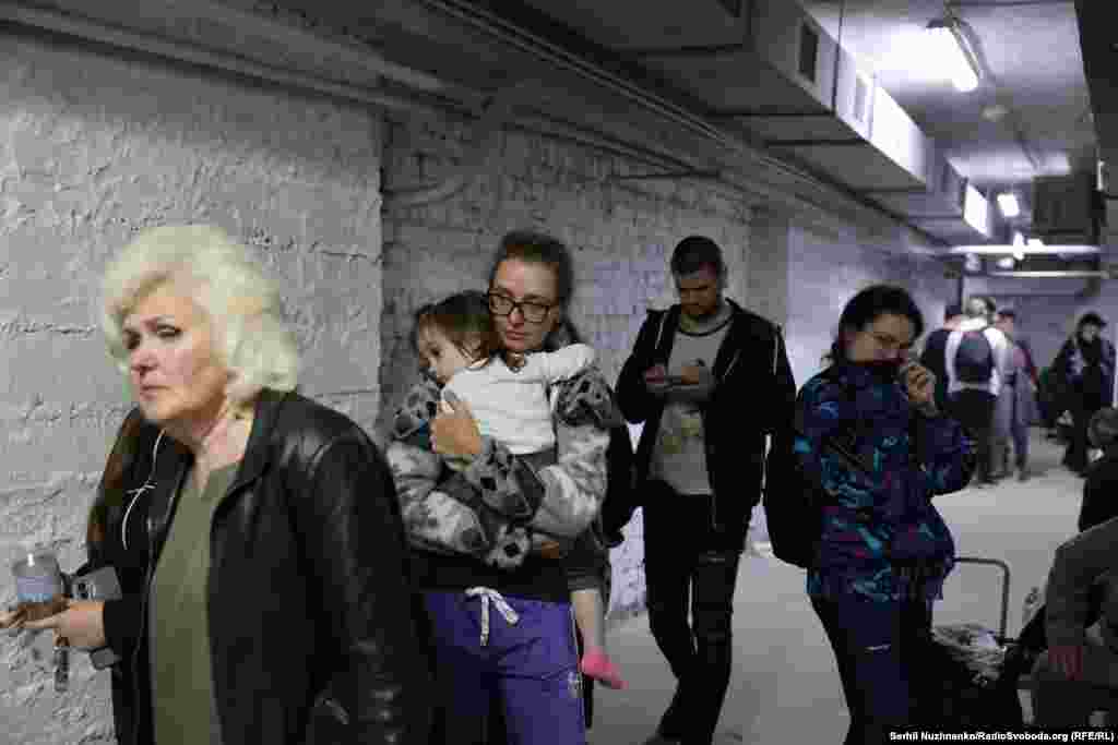 Люди ідуть до укриття під час атаки РФ на Київ