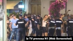 Pristalice SNS-a iza kordona policije za vreme napada na građane, Bačka Palanka, 12. avgust 2025.