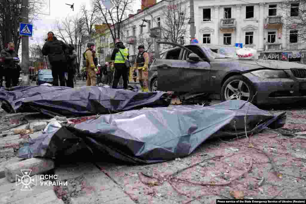 Російські військові регулярно з різних видів озброєння – ударними БпЛА, ракетами, КАБами, РСЗВ – атакують українські регіони.Керівництво Росії заперечує, що російська армія під час повномасштабної війни завдає цілеспрямованих ударів по цивільній інфраструктурі міст і сіл України, убиваючи цивільне населення і руйнуючи лікарні, школи, дитячі садочки, об’єкти енергетики та водозабезпечення.Українська влада і міжнародні організації кваліфікують ці удари як воєнні злочини Російської Федерації і наголошують, що вони мають цілеспрямований характер