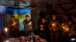 Різдвяна вечеря на Покровському напрямку. Українські бійці 117-ї окремої важкої механізованої бригади, 24 грудня 2024 року. У Покровську творив композитор Леонтович