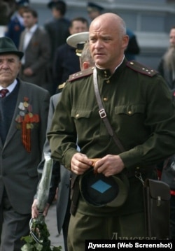 Геннадій Труханов у формі червоноармійця